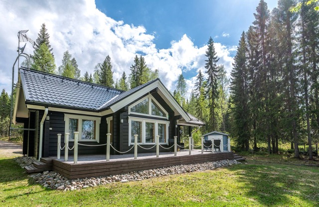 Modern 2 bedroom spacious log cabin, private beach and sauna