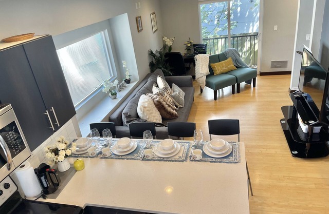 Modern 2-Bedroom Townhouse Near UW – North Seattle Home at 4212