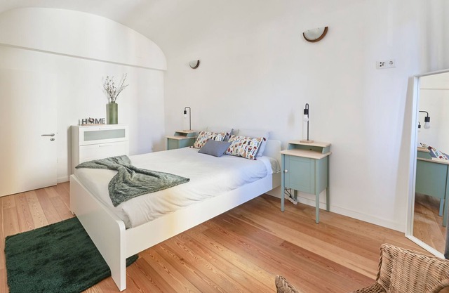Modern 2 BR Near Praça do Giraldo w/ balcony