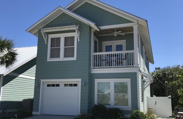 Modern 2B Carriage House 300' from the beach, walk to restaurants, sleeps 4