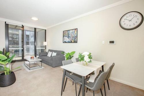 Modern 2B1B Apt at Wentworth Point