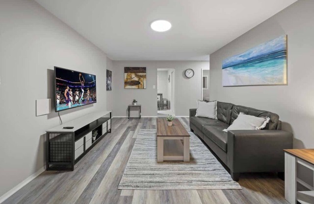 Modern 2BD Apartment Near Royal Oak