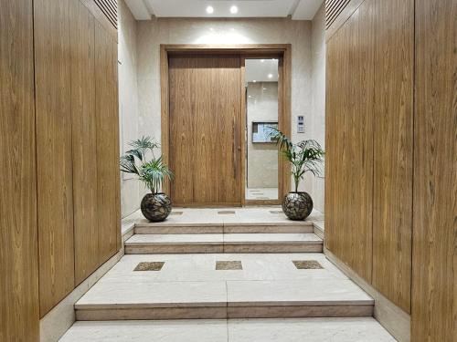 Modern 2BR, 2BA Apartment with Sunny Balcony & Walk-In Closet, Premium Stay in Maârif