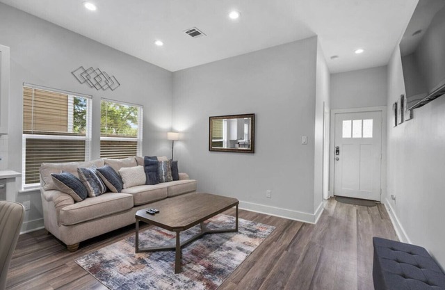 Modern 2br near museums&baseball