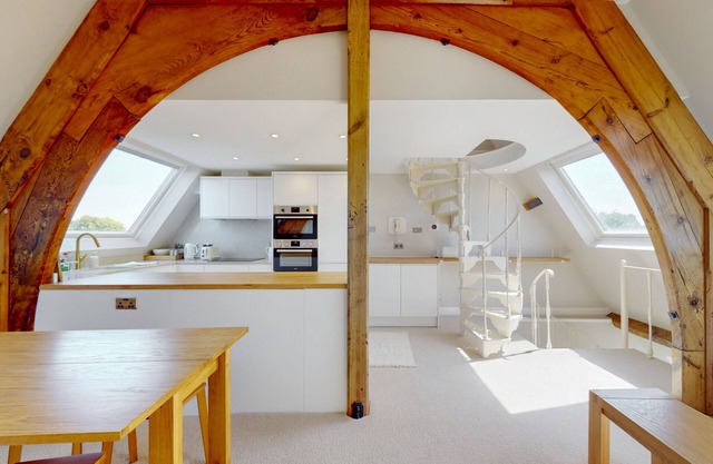 Modern 3 Bed Duplex near Stamford Brook Station