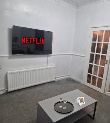 Modern 3 Bed Home Central Location free WiFi Netflix and street parking