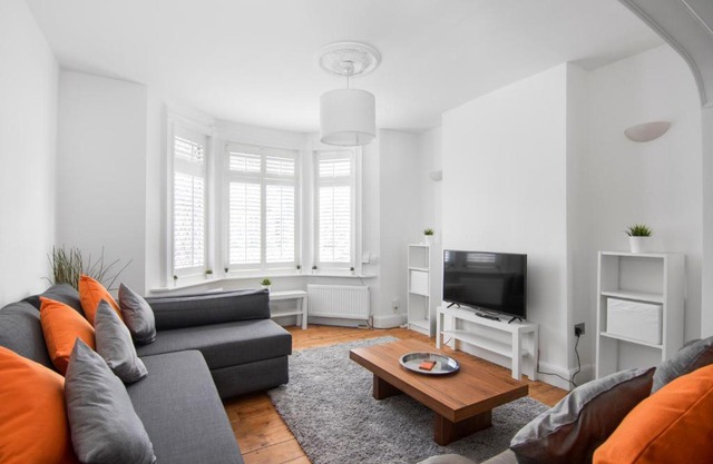 Modern 3 Bed Home in Croydon Sleeps 6