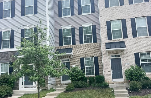 Modern 3 bedroom townhome near the downtown DC area with WiFi, AC, fitness room