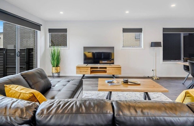 Modern 3-bedroom Villa near Airport & CBD