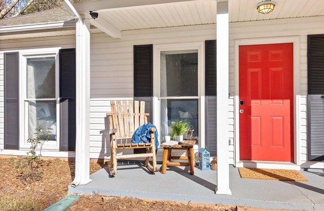Modern 3 King beds + Rocking Chair Front Porch & Back Patio. Near downtown!
