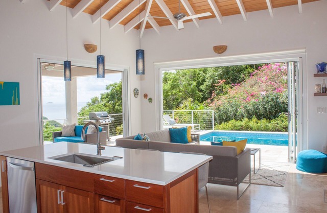 Modern 3bdrm Villa, Stunning South Shore Views, Full A/C, Pool, 24/7 Concierge!