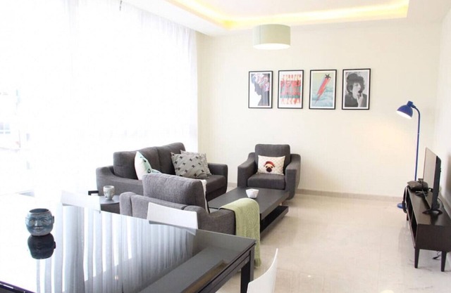 Modern 3BR Apt next to Hotel Dieu 24/7 Power