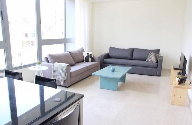 Modern 3BR Apt next to Hotel Dieu 24/7 Power