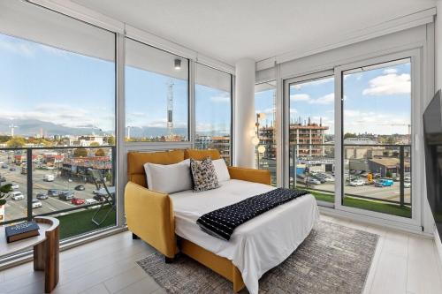 Modern 3BR Condo with Rooftop, Gym and Parking near Skytrain