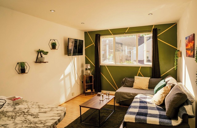 Modern 4 Bed Apartment w/Parking, Near City