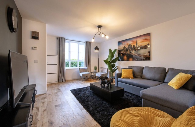 MODERN 4-BED EDINBURGH HOUSE WITH PRIVATE PARKING