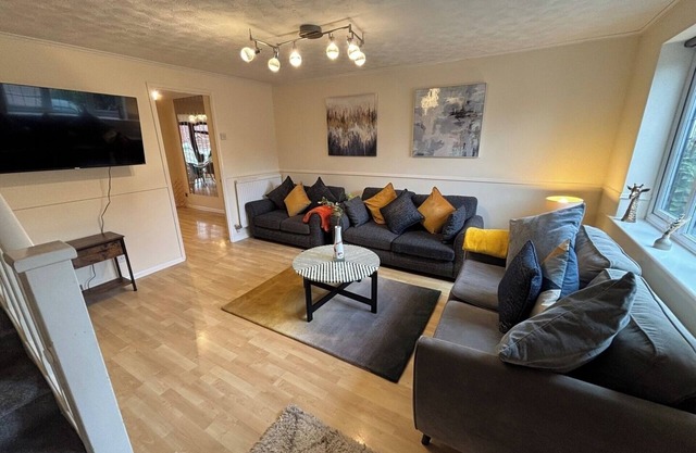 Modern 4-Bed Home | Long Stay | Parking and Wi-Fi