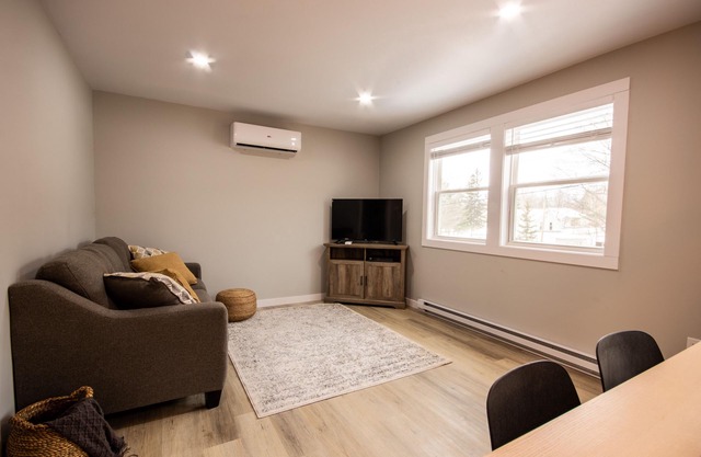 Modern 4 bedroom, 2 living room overlooking creek