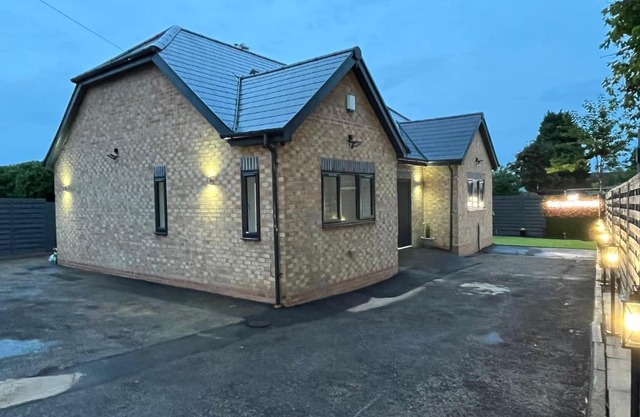 Modern 4 Bedroom Stylish Villa with out-door Hot Tub