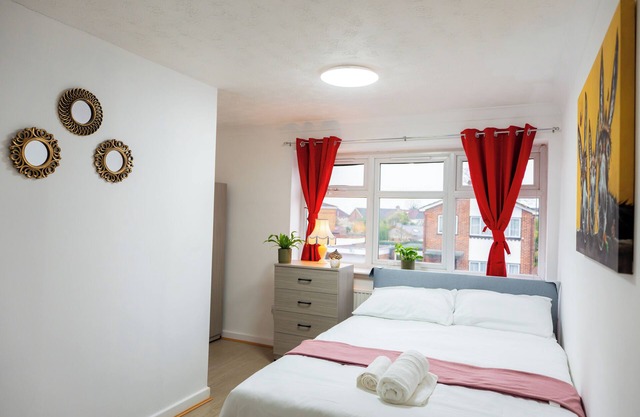 Modern 5-bedroom house in London, Free Parking, Close to Chadwell Heath Station