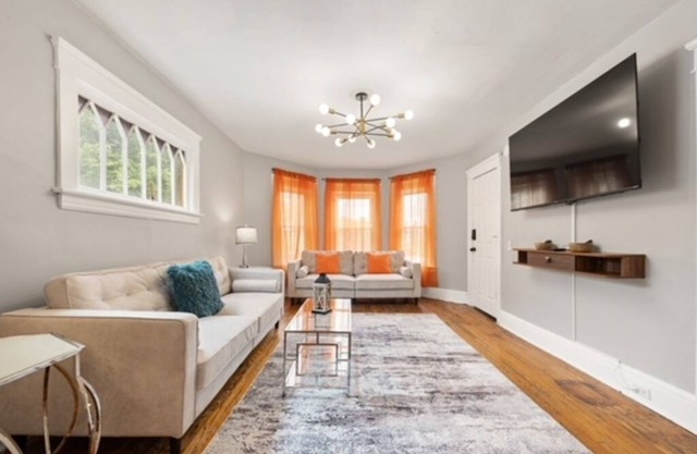 Modern 6BR Near Syracuse U, Destiny & Zoo Sleeps 18