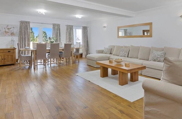 Modern 8-Bed Home: Parking, Wi-Fi, 5 mins to Town