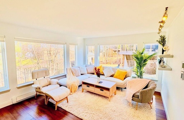 Modern 8 Bedroom Entire Home w/Backyard BBQ deck