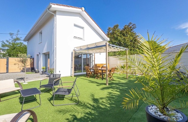 Modern air-conditioned house with garden!