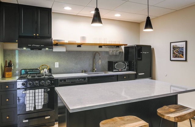 Modern Anchorage Home: Hiking, Rafting, Fishing!