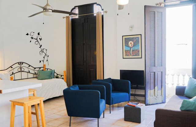 Modern and Colonial - Gladiolas II/Room Plus/Queen Bed/Free WIFI/AC - 2202