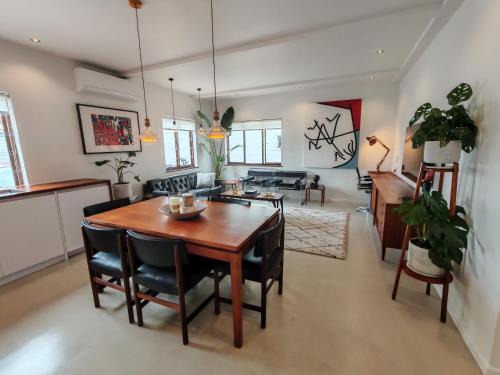 Modern and cozy 2-bedroom with AC, pool and gym!