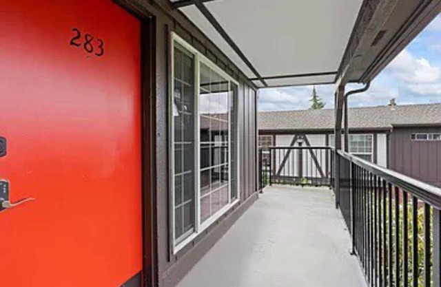 Modern and Elegant condominium located in Sea-Tac.