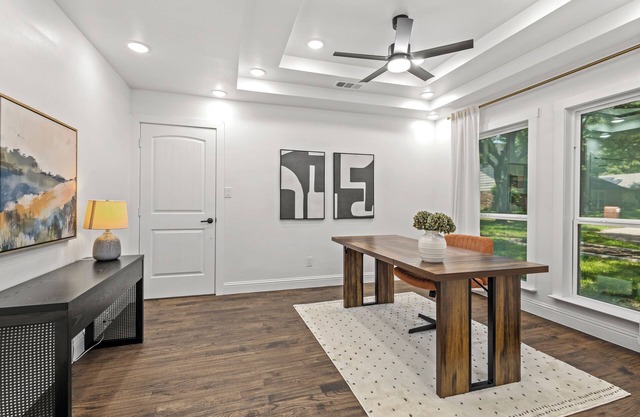 Modern and Spacious - 4 Bedroom, 3.5 Bath, PLUS Office in Dallas