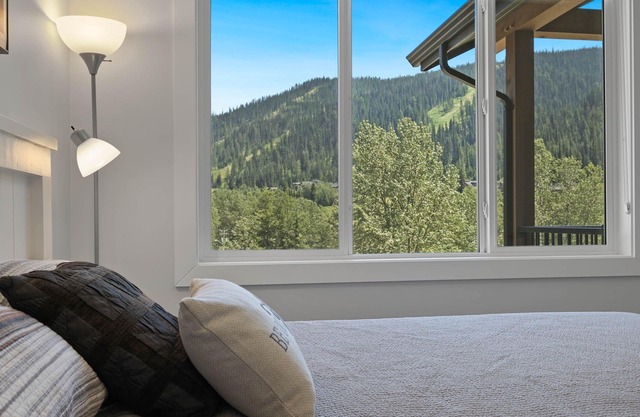 Modern and Stylish Condo with Mountain Views