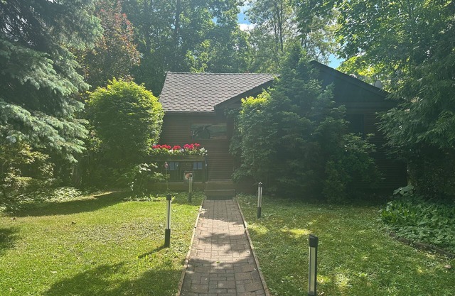 Modern and unique cottage in perfect downtown CDA location for a great getaway!