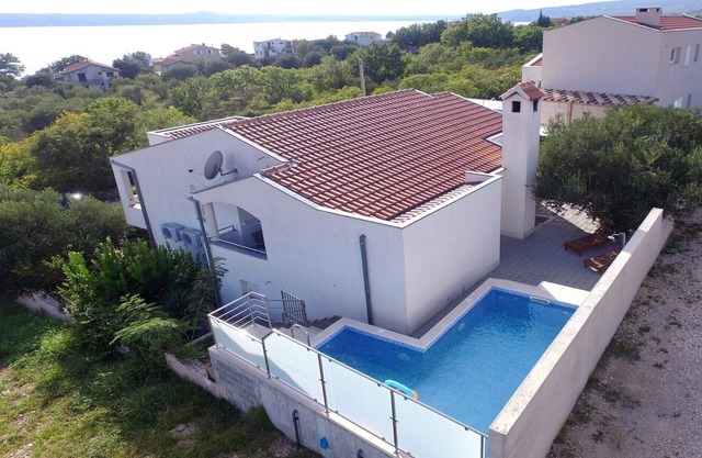 Modern Apartment with Private Pool in Maslenica