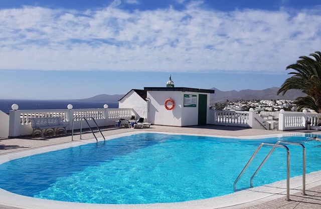 Modern apartment ,stunning sea and mountain views in the old town. WiFi and pool