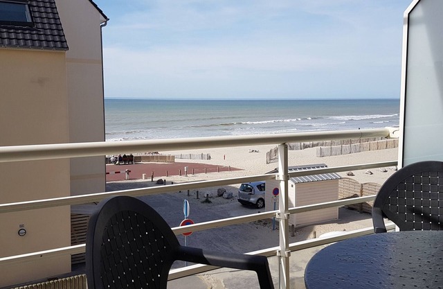 Modern apartment 2 min from beach, sea view, pets allowed