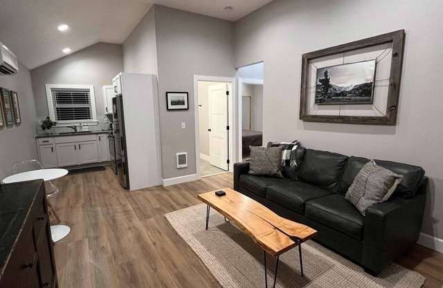 Modern Apartment 2 blocks from Manito Parkn