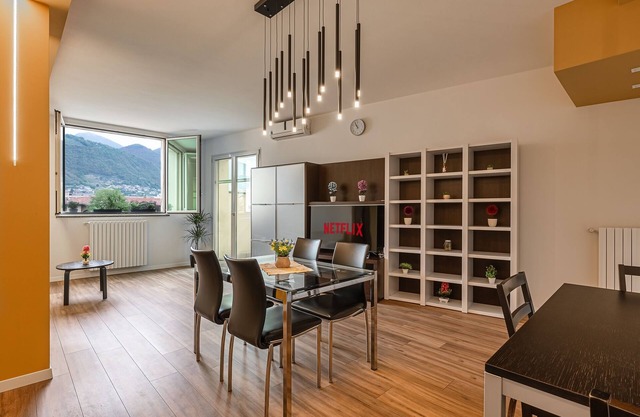 Modern apartment a stone's throw from the lake with private parking