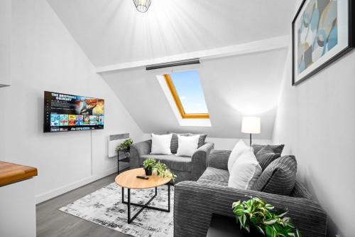 Modern Apartment - Accommodates 4 - On Street Parking Available 2CR