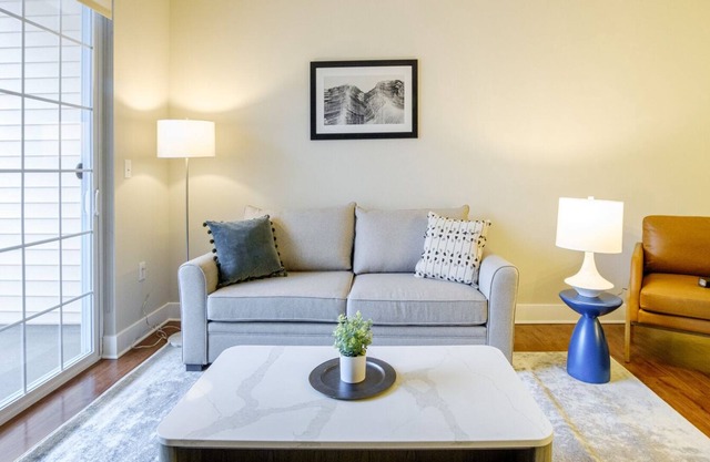 Modern Apartment in Prime Location (ID6999)