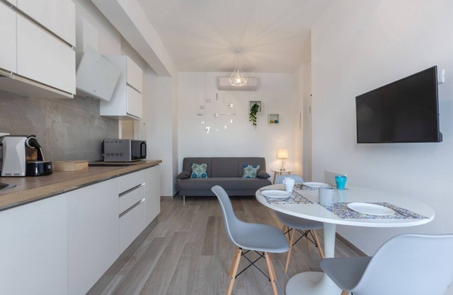 Modern apartment located on the second floor of a building, equipped with a lift (to access it you have to climb 6 steps)45 sqm apartment, with bedroom and bathroom. The whole house is equipped with an internet connection.Essential services such as super