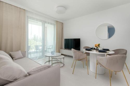 Modern Apartment Popiełuszki 2C with Parking in the Center of Gdańsk by Noclegi Renters