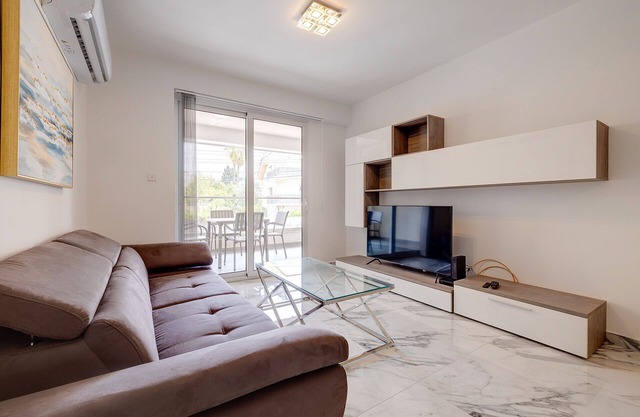 Modern Apartment steps to St George's Bay