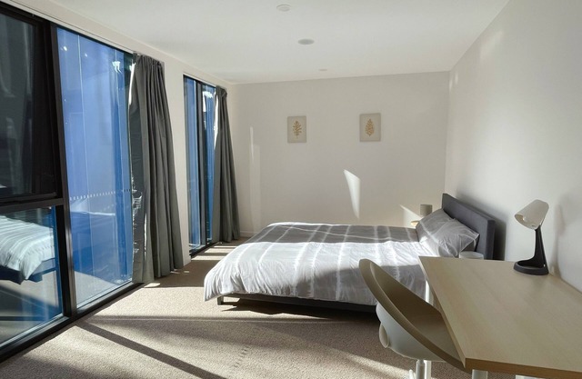 Modern Apartment with Free Parking - 3 minutes to Canberra CBD