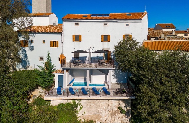 Modern apartment with panoramic views, pool - in the middle of the historic center