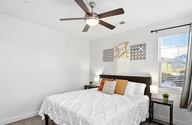 Modern Apt., Comfy Bed, Hot Tub, Gym, Wi-Fi, Roku TV