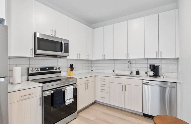 Modern Apt w/Gym and Workspace