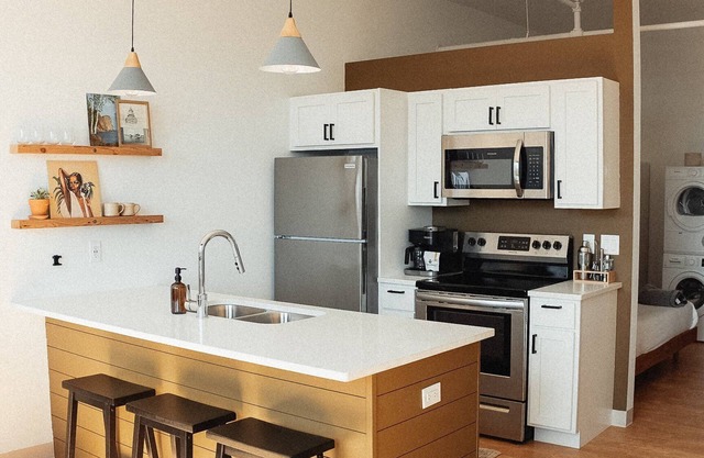 Modern Apt w/Gym, Elevator, Coffee Shop | 204